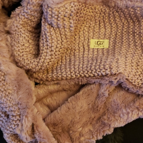 UGG HAT AND INFINITY SCARF SET NEW - Picture 2 of 4